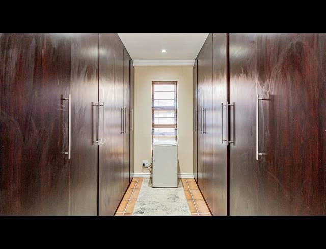 4 BEDROOM FREEHOLD FOR SALE IN BRACKENDOWNS